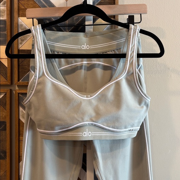 ALO Yoga Airbrush Heart Throb Set Bra + Leggings Limestone / White size Small - Picture 3 of 12